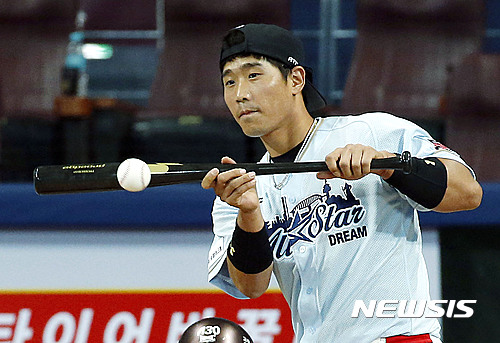 [서울=뉴시스] 메이저리그(MLB) 사무국은 올해 퓨처스 올스타전에 '스킬 쇼케이스'를 도입한다고 밝혔다. 3개 종목으로 이뤄지는 스킬 쇼케이스 중에는 KBO리그 올스타전의 번트왕과 비슷한 종목도 있다. 사진은 2016년 KBO 올스타전에서 번트왕 대회에 참가한 박경수의 모습. 2016.07.16. photocdj@newsis.com