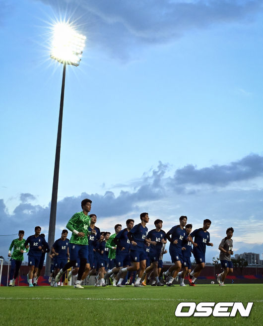 [OSEN=비샨(싱가포르), 조은정 기자] 김도훈 임시 감독이 이끄는 한국 축구대표팀은 3일(이하 한국시간) 오후 8시부터 싱가포르 비샨에 위치한 비샨 스타디움에서 2026 국제축구연맹(FIFA) 북중미 월드컵 아시아 2차 예선 C조 5차전 싱가포르와 맞대결을 앞두고 첫 현지 훈련에 나섰다.한국과 싱가포르의 경기는 오는 6일 오후 9시 싱가포르 더 내셔널 스타디움에서 킥오프 한다.한국 축구대표팀이 훈련을 하고있다. 2024.06.03 / cej@osen.co.kr