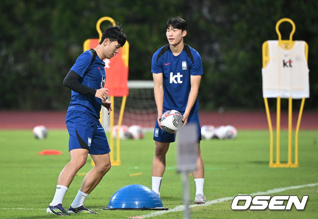 [OSEN=비샨(싱가포르), 조은정 기자] 김도훈 임시 감독이 이끄는 한국 축구대표팀은 4일(이하 한국시간) 오후 8시부터 싱가포르 비샨에 위치한 비샨 스타디움에서 2026 국제축구연맹(FIFA) 북중미 월드컵 아시아 2차 예선 C조 5차전 싱가포르와 맞대결을 앞두고 현지 훈련에 나섰다.한국과 싱가포르의 경기는 오는 6일 오후 9시 싱가포르 더 내셔널 스타디움에서 킥오프 한다.한국 축구대표팀 배준호, 손흥민이 함께 훈련을 하고 있다. 2024.06.04 / cej@osen.co.kr