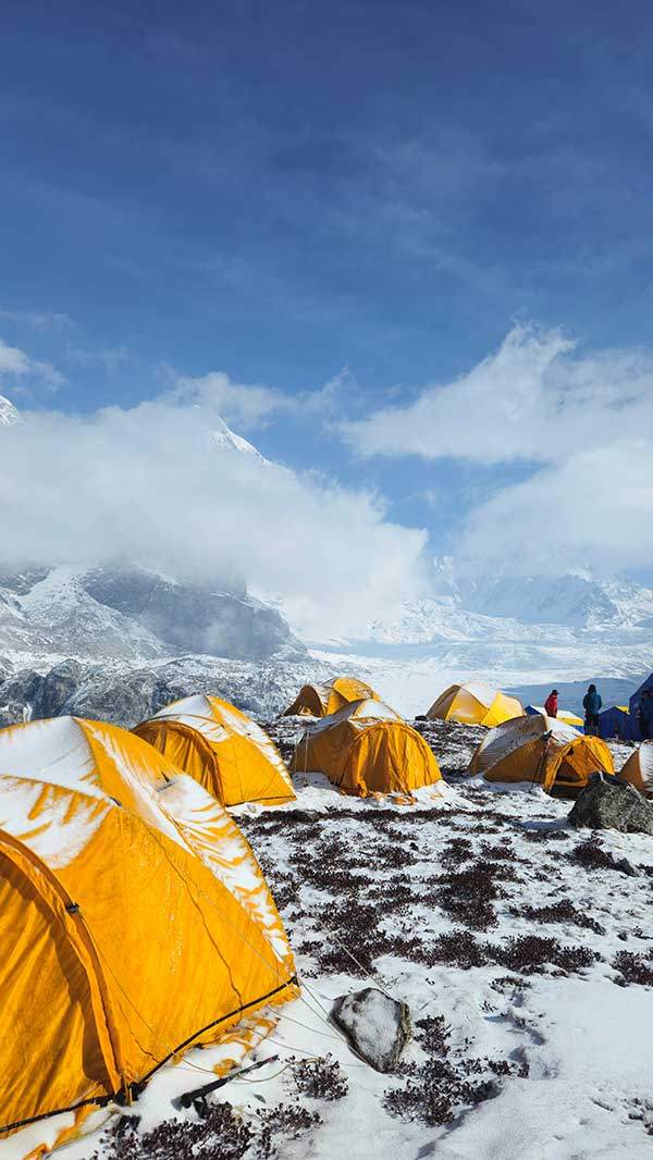 베이스캠프의 아침. 베이스캠프는 늘 어떤 상황이 벌어질지 몰라 긴장의 연속이었다. 오전 6시 눈을 뜨면 잠시 맑은 날씨가 펼쳐진 듯하다가 오전 11시쯤 되면 검은 구름이 몰려들며 종일 눈보라가 몰아닥쳤다. 사진 정병선 기자