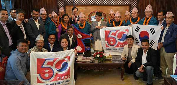 푸쉬파 카말 다할 네팔 총리(가운데 검은색 모자)는 한국과 네팔의 산악 전문가들로 구성된 합동원정대가 무사히 등정한 것을 축하했다. 그는