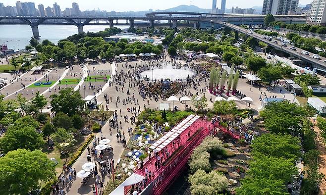 시민들이 서울 광진구 뚝섬한강공원에서 열린 ‘2024 서울국제정원박람회’를 즐기고 있는 모습.