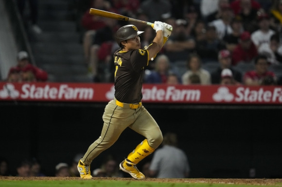 Padres Angels Baseball - San Diego Padres‘ Ha-Seong Kim doubles during the seventh inning of a baseball game against the Los Angeles Angels in Anaheim, Calif., Monday, June 3, 2024. (AP Photo/Ashley Landis)