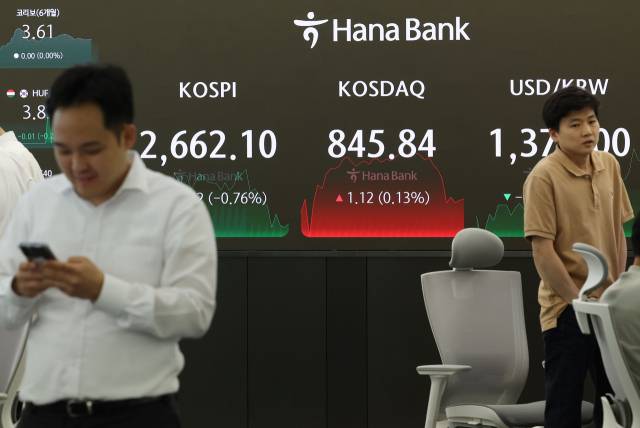 4일 오후 서울 중구 하나은행 딜링룸에서 직원이 업무를 보고 있다. 연합뉴스