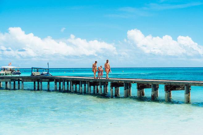 선착장에서 걸어오던 가족들