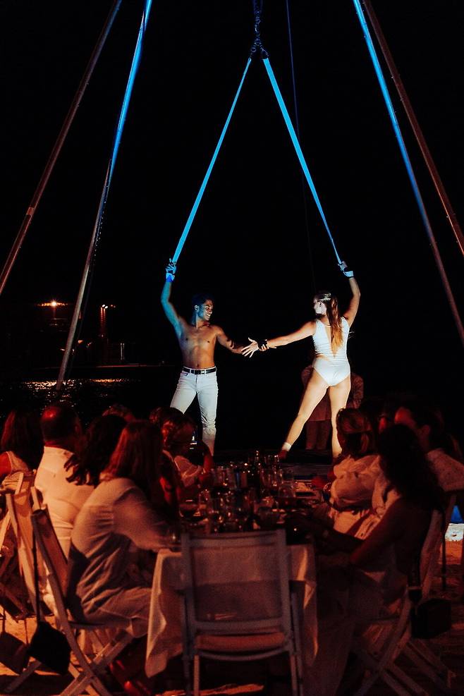 화이트 파티가 열리던 밤. 공연과 음식이 풍요롭게 이어진다