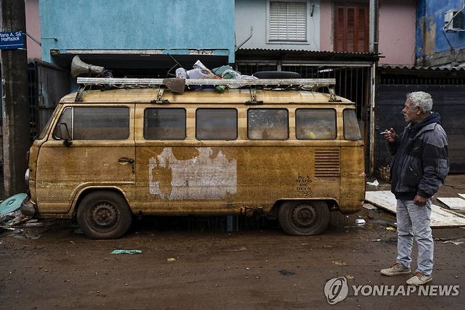 홍수 속 진흙 뒤집어 썼던 자신의 차량을 바라보는 브라질 남성 (포르투알레그리 EPA=연합뉴스) 3일(현지시간) 브라질 히우그란지두술주(州) 포르투알레그리에서 한 남성이 침수돼 있던 자신의 차량을 바라보고 있다. 2024.6.4