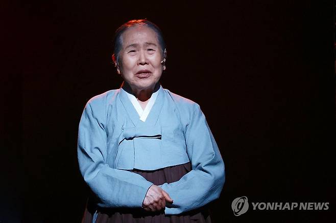 '사랑하는 내 아들, 도마' (서울=연합뉴스) 진연수 기자 = 배우 박정자가 4일 오후 서울 종로구 세종문화회관 대극장에서 열린 초연 15주년을 맞은 뮤지컬 '영웅' 프레스콜에서 주요 장면을 시연하고 있다. 2024.6.4 jin90@yna.co.kr