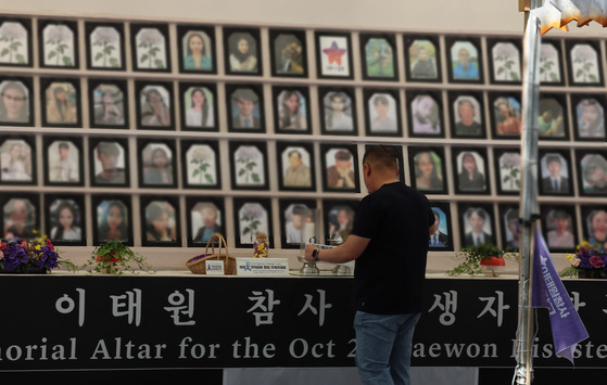 지난달 2일 오후 서울 중구 서울광장에 마련된 이태원참사 희생자 합동분향소에서 한 시민이 추모하고 있다. 〈사진=연합뉴스〉