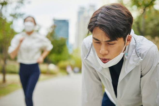 조금만 움직여도 숨을 헐떡인다면 호흡근이 약한 탓일 수 있다. 이 근육이 약한 사람은 빠른 속도로 걷거나 계단을 오를 때 쉽게 숨이 찬다. [사진=게티이미지뱅크]