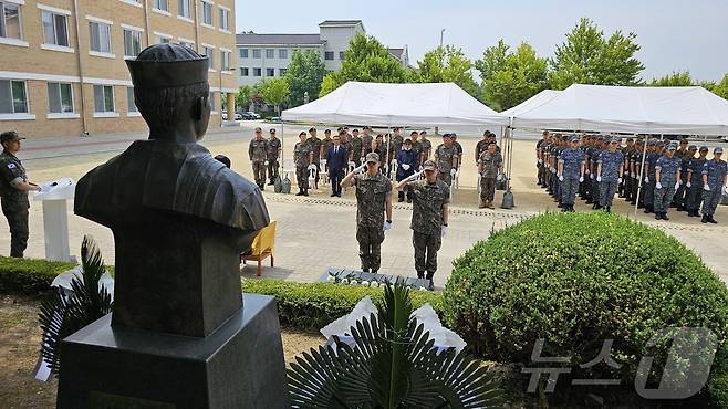 국군의무학교 장병들이 5일 교내에서 열린 제2연평해전 참전용사 고 박동혁 병장 추모행사에서 박 병장 흉상을 향해 경례하고 있다. (국군의무학교 제공) /뉴스1