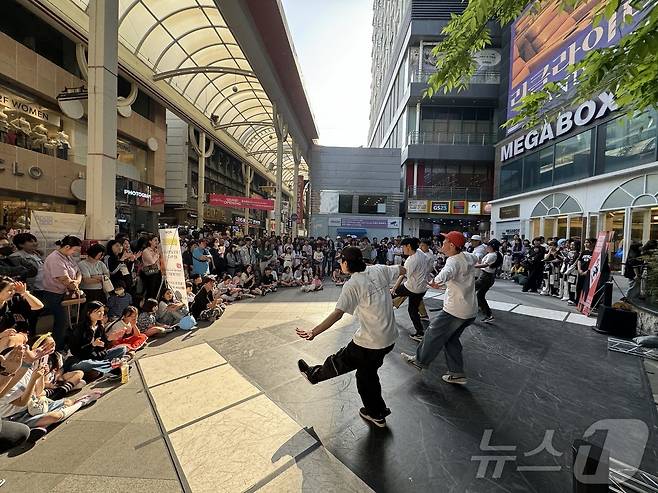 울산 중구 성남동에서 펼쳐지고 있는 문화예술공연.(울산중구청제공)