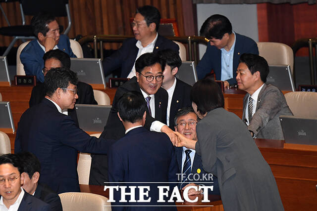 제22대 전반기 국회의장으로 내정된 우원식 더불어민주당 의원(가운데)이 전현희 의원과 악수를 하고 있다.