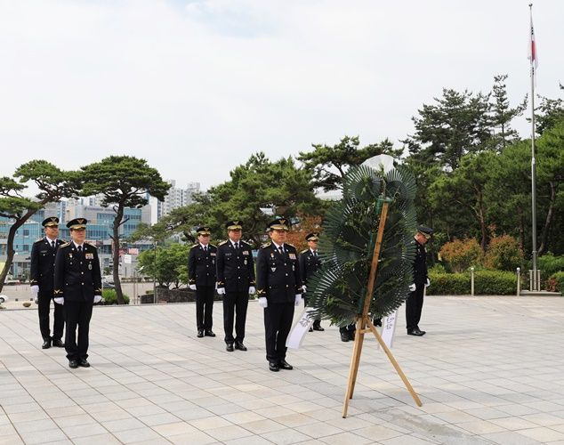 김인창 서해해경청장과 직원들이 순직 경찰관과 순국선열, 호국영령들을 추모했다. [사진제공=서해지방해양경찰청]