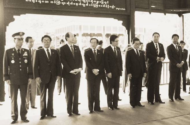 1983년 10월 9일 버마(미얀마) 아웅산 테러 직전 함병춘 대통령 비서실장 등이 도열해 있는 모습. /조선일보 DB