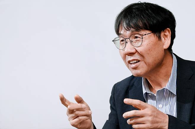 남학현 아이센스 대표가 서울 강남구 본사에서 조선비즈와 인터뷰하고 있다. 남 대표는 "연속혈당측정기는 나노기술의 집약체"라고 말했다. /조선비즈