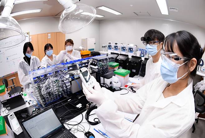 아이센스 연구원들이 서울 서초동 아이센스 본사 혈당측정 연구실에서 혈당 수치를 재고 있다./조선비즈