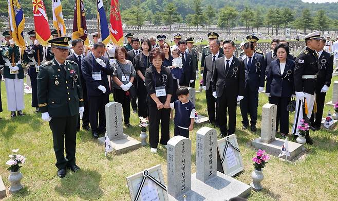 현충일을 하루 앞둔 5일 오전 서울 동작구 국립서울현충원에서 ‘호국의 형제 6호’ 안장식이 열리고 있다.  서울=뉴스1)