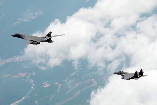 미 공군 B-1B 전략폭격기와 우리 공군 F-15K가 5일 한반도 상공에서 한미 연합공중훈련을 실시하고 있다. 사진=국방부 제공 영상 캡쳐