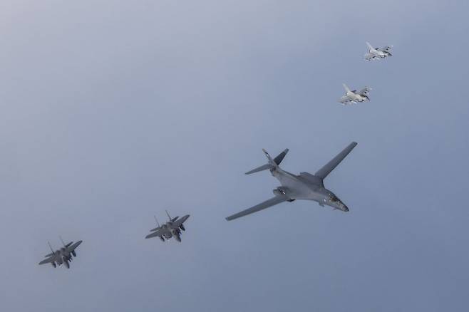 한미 공군이 2023년 3월 3일 한반도 서해 및 중부내륙 상공에서 우리측 F-15K·KF-16 전투기와 미측 B-1B 전략폭격기가 참여한 가운데 연합공중훈련을 실시하고 있다. 사진=국방부 제공