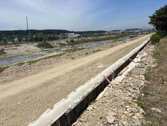 포항시 남구 오천읍에 진행되고 있는 ‘태풍 힌남노 재해복구사업’ 모습. 배현정 기자