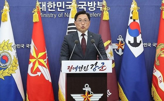 북한의 잇따른 오물풍선 등 집중 도발에 맞서 정부가 4일 국무회의에서 9.19 군사합의 전체 효력 정지를 결정하자 조창래 국방부 정책실장이 후속 조치에 대해 브리핑하고 있다.[연합뉴스]