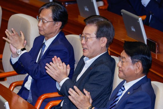 5일 국회 본회의장에서 이재명 더불어민주당 대표가 우원식 국회의장 당선인사에 손뼉치고 있다. 뉴스1