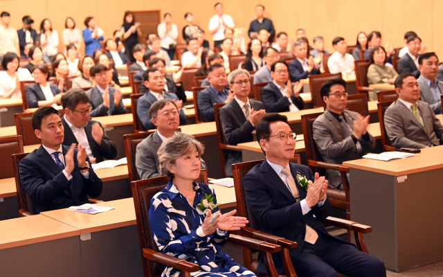 ▲ 강원대학교 김헌영 총장 이임식이 5일 강원대 60주년 기념관에서 신흥주 강원대 총동창회장,김영철 강원대 발전후원회장과 교수 학생 등이 참석한 가운데 열렸다. 서영