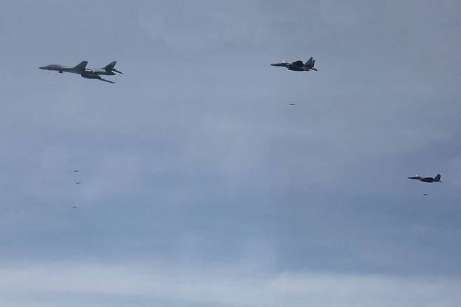 미공군 B-1B '랜서' 전략폭격기와 우리 공군 F-15K가 5일 한반도 상공에서 합동직격탄(JDAM) 투하 훈련을 하고 있다. 사진=국방부