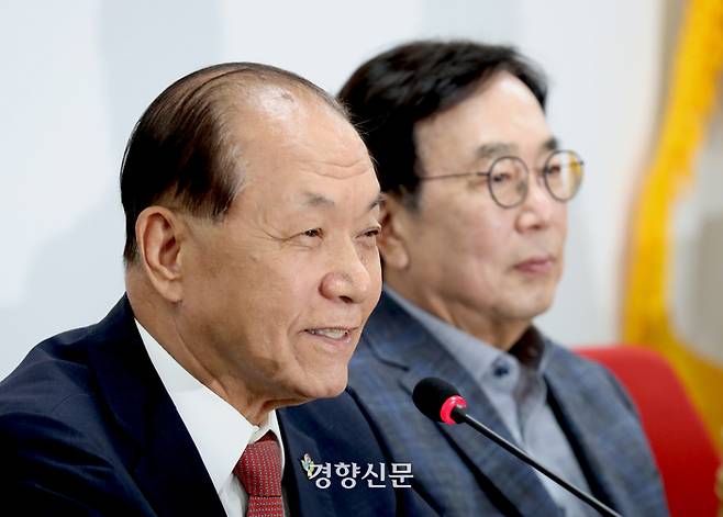 황우여 국민의힘 비상대책위원장(왼쪽)이 3일 여의도 당사에서 열린 선관위 첫 회의에서 발언하고 있다. 박민규 선임기자