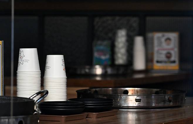 Disposable paper cups are stacked on top of each other at a restaurant in Seoul, following the withdrawal of the Ministry of Environment’s ban on disposable cups in food service businesses on November 8, 2023. (Im Se-jun/The Korea Herald)