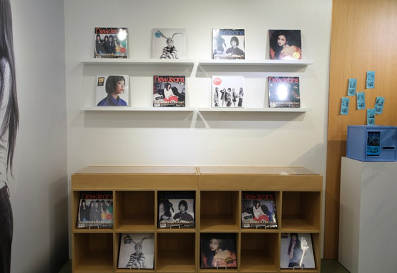 Vinyl-inspired NewJeans albums are available at the pop-up store. [CHO YONG-JUN]