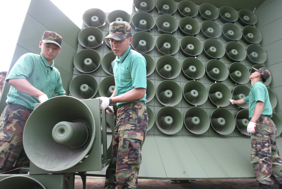 South Korean soldiers dismantle loudspeakers installed at an observatory in Mount Odu near the border and the demilitarized zone in Gyeonggi in 2004. [YONHAP]
