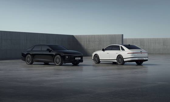 Hyundai Motor on Wednesday released an upgraded Grandeur sedan, the best-selling car in Korea. The sticker price starts from 37.7 million won ($27,500), an increase of 250,000 won from the previous model. [HYUNDAI MOTOR]