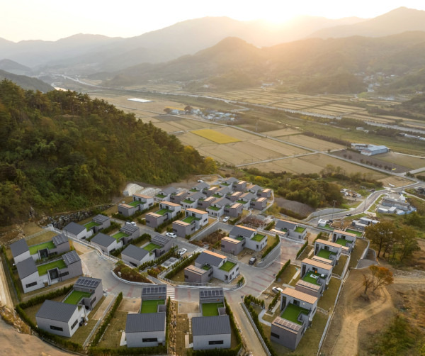 DL이앤씨가 전남 구례 산동면에 준공한 ‘타운형 모듈러 단독주택’ 단지. 국내 최초로 총 11개의 철골 모듈러 유닛을 조합해 하나의 주택을 만드는 방식으로 설계해 단독주택을 구현했다. DL이앤씨 제공