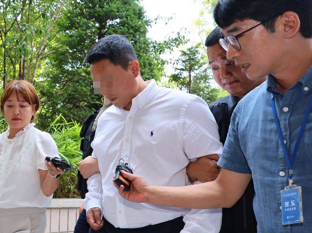차량을 빼달라고 요구한 여성을 무차별 폭행한 혐의를 받는 전직 보디빌더가 구속 전 피의자 심문(영장실질심사)을 받기 위해 인천지법으로 들어서고 있다. 연합뉴스