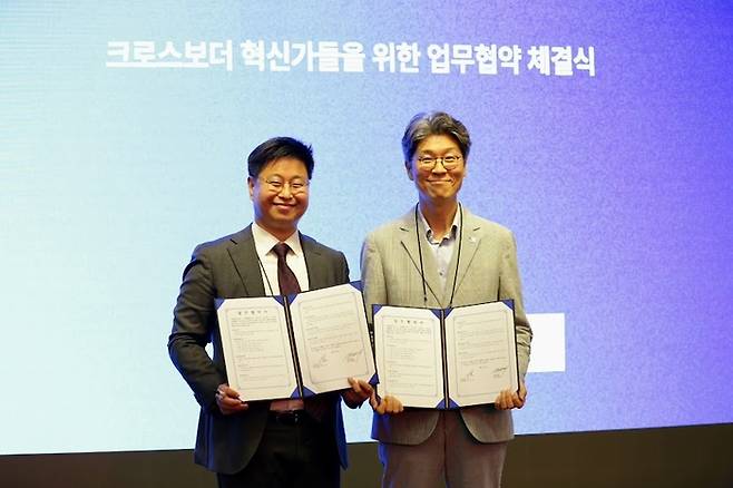 법무법인 미션 3주년 기념식에서 김성훈 미션 대표변호사(왼쪽)와 빅뱅엔젤스 황병선 의장이 기념 사진 촬영을 하고 있다. [사진=미션]