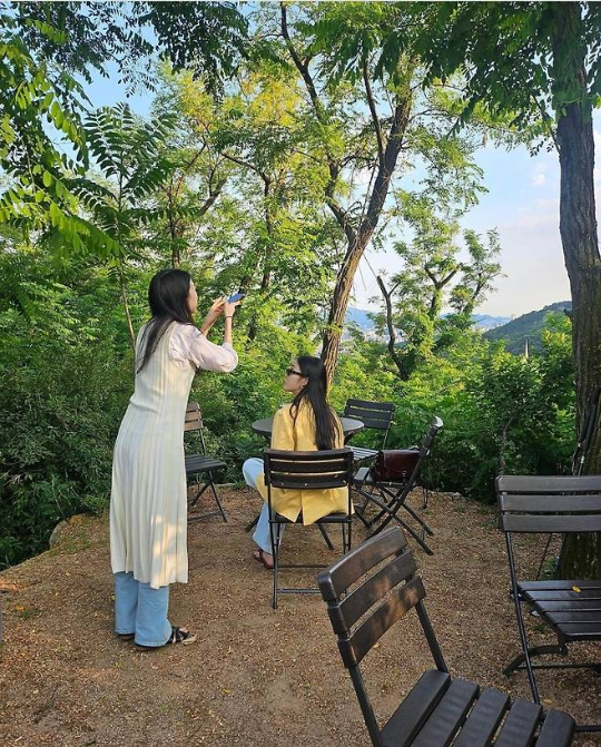 이해리가 와이드 핏 청바지로 트렌디한 룩을 완성했다.사진=이해리 SNS