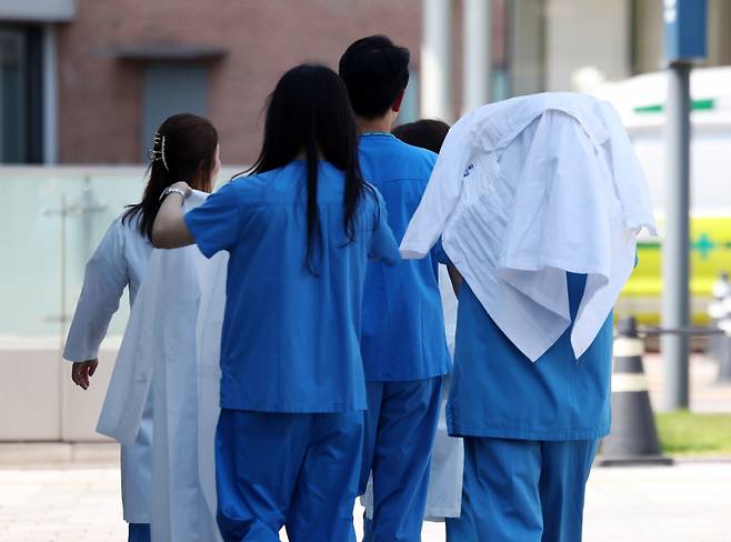 서울시내 한 병원에서 의료진이 이동하고 있다./사진= 뉴시스 /사진=김명년