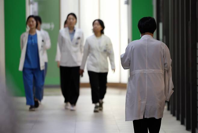 서울의 한 상급종합병원에서 의료진이 이동하고 있다./사진= 뉴시스