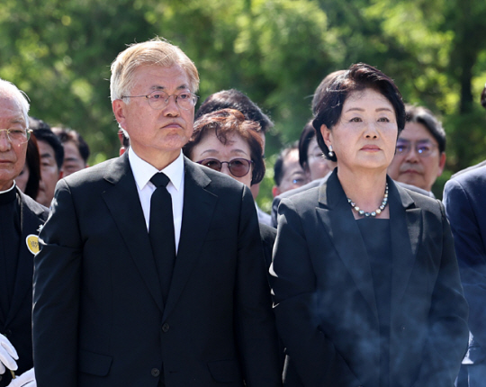 문재인 전 대통령과 김정숙 여사가 23일 오후 경남 김해 봉하마을에서 열린 고(故) 노무현 전 대통령 15주기 추도식에서 노 전 대통령의 묘역을 참배하고 있다. 뉴시스