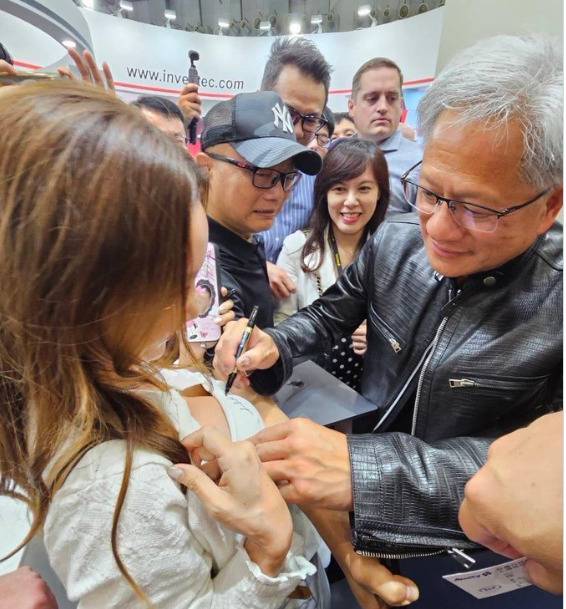 젠슨 황(오른쪽) 엔비디아 최고경영자가 한 여성의 속옷 위에 사인을 해주고 있다. [Stock Talk X 계정]