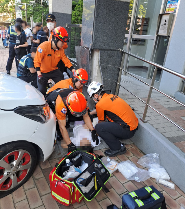 4일 오후 4시 37분께 경기 의정부시 녹양동의 한 아파트단지 내에서 A 씨가 몰던 경차가 9~10세가량의 여아 3명을 치는 사고가 발생했다. [경기북부소방재난본부]