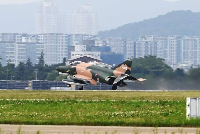 이영수 공군참모총장은 5일 수원기지를 찾아 대비태세를 점검하고 F-4E에 탑승해 지휘비행을 했다. 이 총장이 탑승한 F-4E 팬텀 전투기가 수원기지에서 이륙하는 모습. [공군 제공]