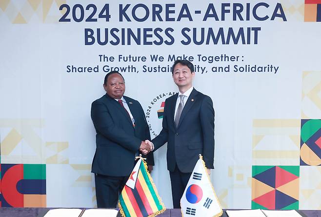 안덕근 산업통상자원부 장관이 5일 서울 중구 롯데호텔에서 '2024 한-아프리카 정상회의' 계기로 도리스 프레데릭 샤바(Frederick Shava) 짐바브웨 외교통상부 장관과 만나 기념 촬영하고 있다. [산업통상자원부 제공]