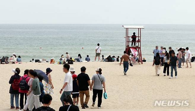 [부산=뉴시스] 하경민 기자 = 부산 해운대·송정 해수욕장 부분 개장 이후 첫 휴일인 2일 해운대해수욕장을 찾은 시민과 관광객들이 물놀이를 즐기고 있다.  6월 한 달간 해운대해수욕장은 관광안내소~이벤트광장 앞 300m 구간, 송정해수욕장은 관광안내소 앞 150m 구간을 부분 개장하며, 이어 올 7월1일부터 두 달간 해운대·송정·광안리·일광·임랑·송도·다대포 등 부산 7개 해수욕장을 전면 개장한다.  2024.06.02. yulnetphoto@newsis.com