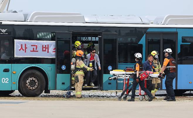 5일 오후 인천국제공항에서 열린 '2024 READY korea 2차 훈련'에서 소방대원들이 인명구조 훈련을 하고 있다. 연합뉴스