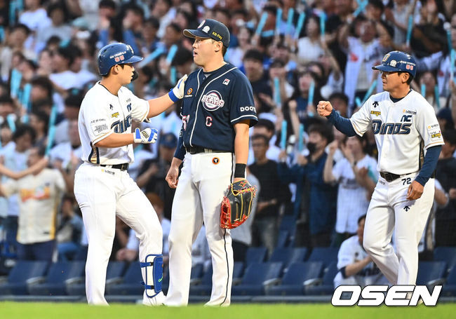 [OSEN=창원, 이석우 기자] 5일 창원NC파크에서 2024 신한 SOL 뱅크 KBO 리그 NC 다이노스와 두산 베어스의 경기가 열렸다. 홈팀 NC는 김시훈, 원정팀 두산은 곽빈을 선발로 내세웠다.NC 다이노스 서호철이 2회말 1사 1,3루 중견수 앞 1타점 안타를 치고 하이파이브를 하고 있다. 2024.06.05 / foto0307@osen.co.kr