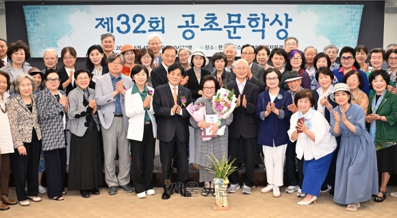 4일 서울 중구 한국프레스센터에서 열린 서울신문 주최 제32회 공초문학상 시상식에서 수상자인 이향아(앞줄 오른쪽 다섯 번째) 시인이 공초숭모회장이자 심사위원장인 이근배(여섯 번째) 시인, 안미현(일곱 번째) 서울신문 마케팅본부장, 유성호(여덟 번째) 문학평론가 등과 기념촬영을 하고 있다. 오장환 기자