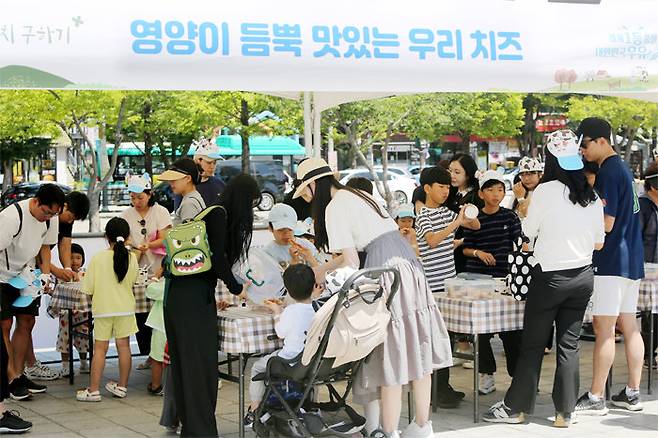 아이들이 부모와 함께 ‘도심 속 목장나들이’ 존에서 체험프로그램을 즐기고 있다. [우유자조금관리위원]